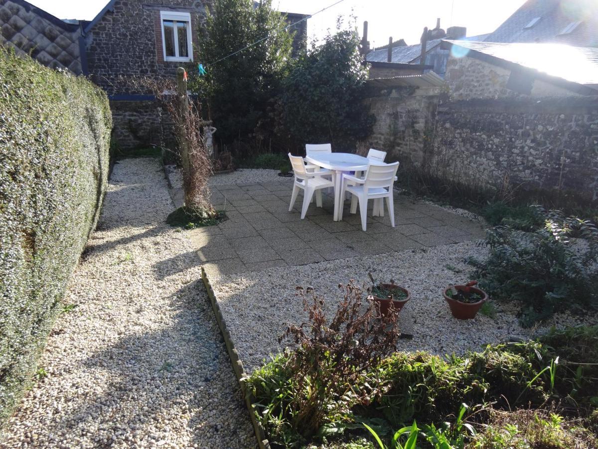 Charming French Cottage-Gite In The Heart Of Quiet Gorron ภายนอก รูปภาพ